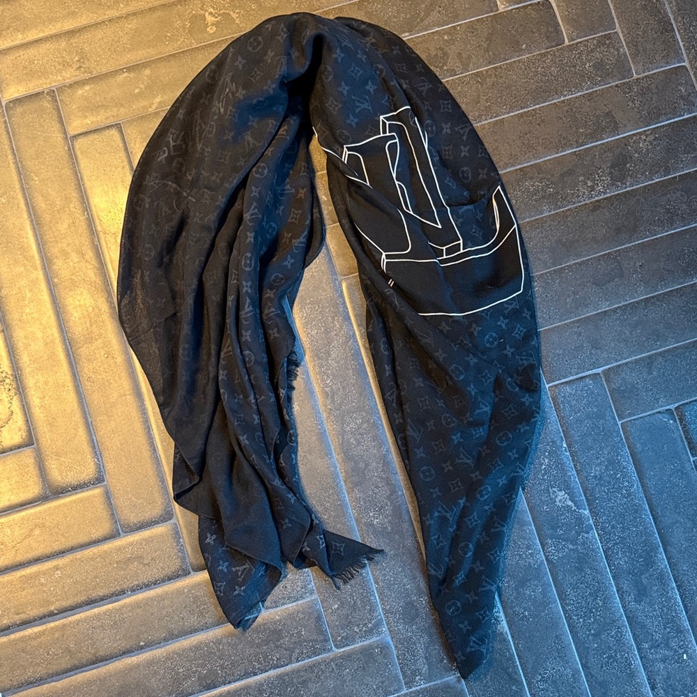 LV X Large Scarf - Picture 4 of 5
